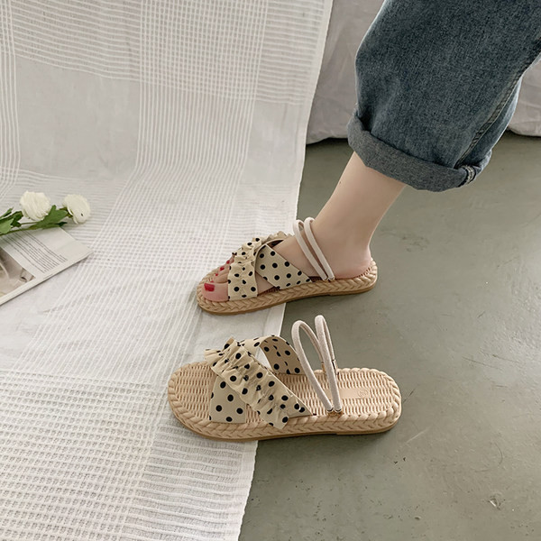 Jauns sieviešu rūtu čību modelis ar lencēm