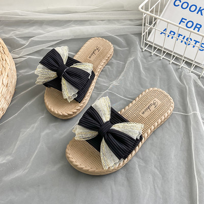 Sieviešu čības ar plakanu zoli un mežģīņu lenti