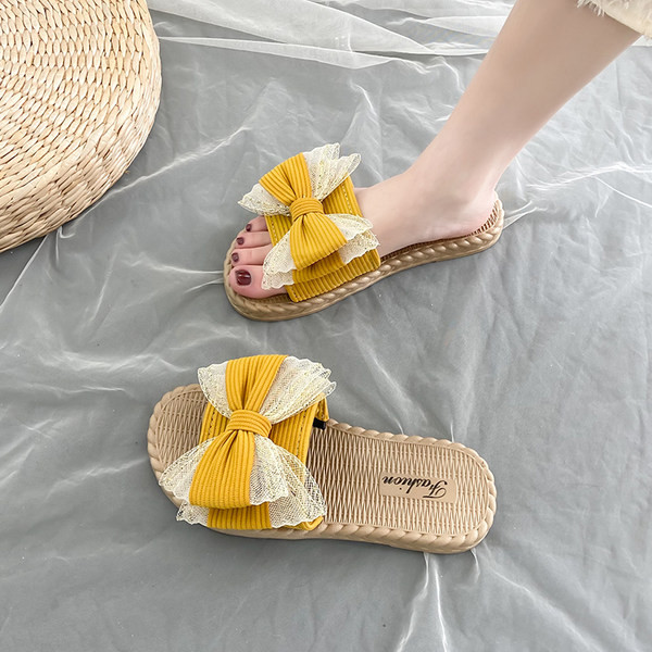 Sieviešu čības ar plakanu zoli un mežģīņu lenti