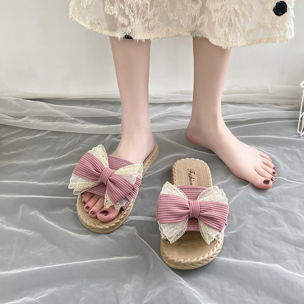 Sieviešu čības ar plakanu zoli un mežģīņu lenti