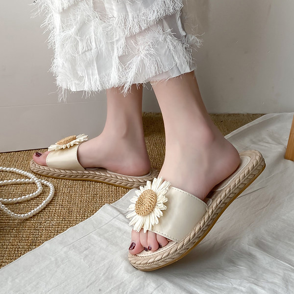 Papuci de damă cu talpă plată și decor 3D