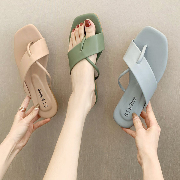 Sieviešu ikdienas čības no mākslīgās ādas ar plakanu zoli