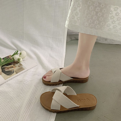 Jauns sieviešu čību modelis ar plakanu zoli un krusteniskām siksnām