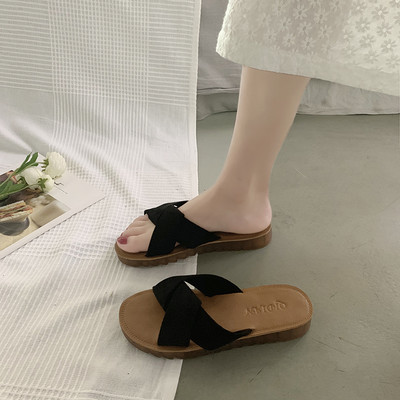 Jauns sieviešu čību modelis ar plakanu zoli un krusteniskām siksnām