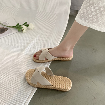 Jauns sieviešu čību modelis ar plakanu zoli un krusteniskām siksnām