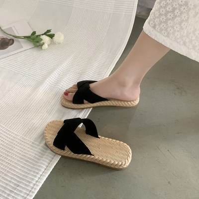 Jauns sieviešu čību modelis ar plakanu zoli un krusteniskām siksnām