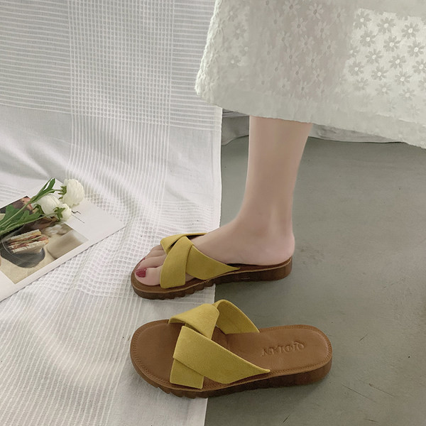 Jauns sieviešu čību modelis ar plakanu zoli un krusteniskām siksnām