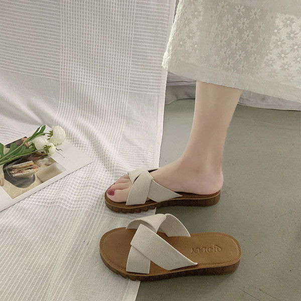 Jauns sieviešu čību modelis ar plakanu zoli un krusteniskām siksnām