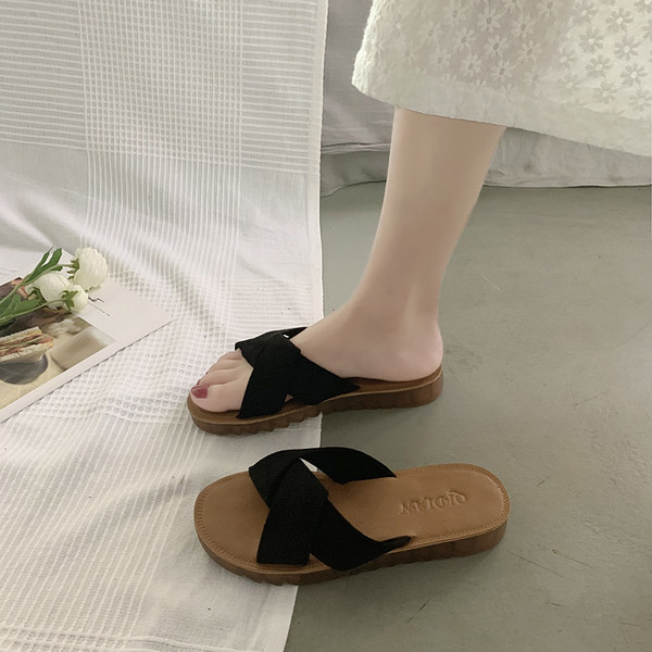 Jauns sieviešu čību modelis ar plakanu zoli un krusteniskām siksnām