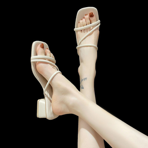 Jauns ikdienas čību modelis ar plānām lencēm un zemu biezu papēdi