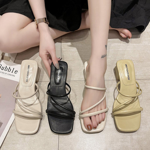 Jauns ikdienas čību modelis ar plānām lencēm un zemu biezu papēdi