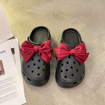 Jauns gumijas crocs modelis ar tekstila lenti
