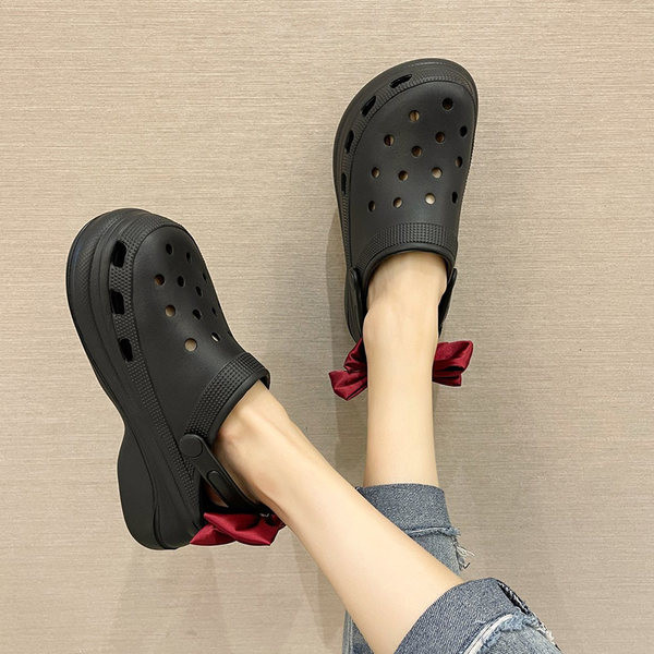 Jauns gumijas crocs modelis ar tekstila lenti