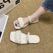 Jauns sieviešu ādas čību modelis ar plakanu zoli vairākās krāsās