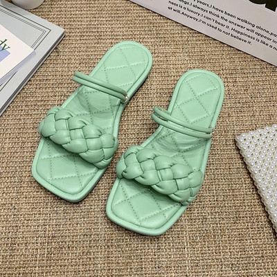 Jauns sieviešu ādas čību modelis ar plakanu zoli vairākās krāsās