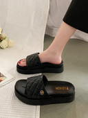 Ikdienas sieviešu čības ar plakanu zoli un metāla elementu