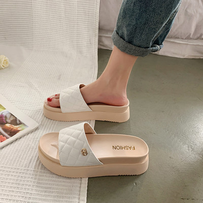 Ikdienas sieviešu čības ar plakanu zoli un metāla elementu