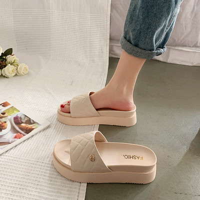 Ikdienas sieviešu čības ar plakanu zoli un metāla elementu