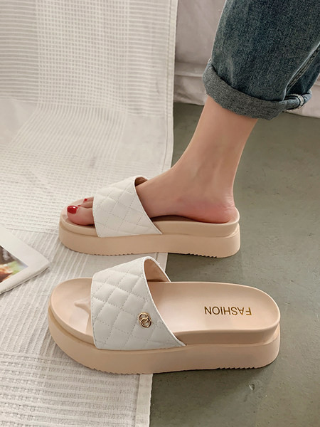 Ikdienas sieviešu čības ar plakanu zoli un metāla elementu