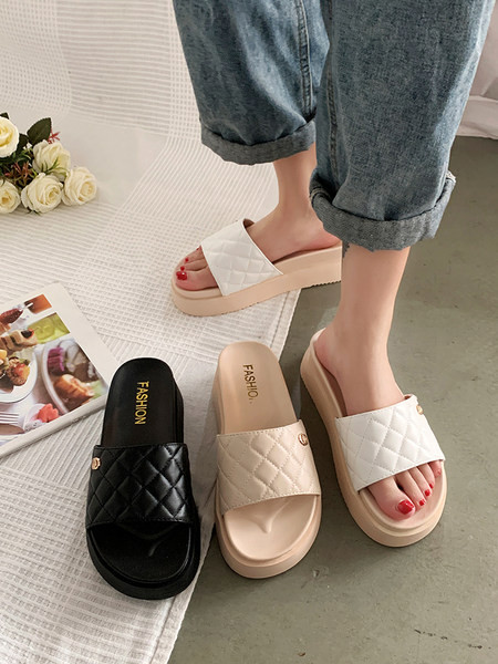 Ikdienas sieviešu čības ar plakanu zoli un metāla elementu