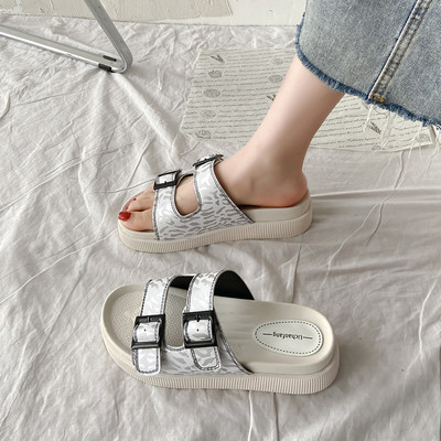 Sieviešu čības ar biezām zolēm un sprādzēm