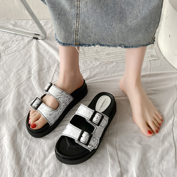 Sieviešu čības ar biezām zolēm un sprādzēm