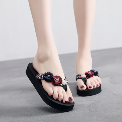 Papuci de dama intre degete si decor floral