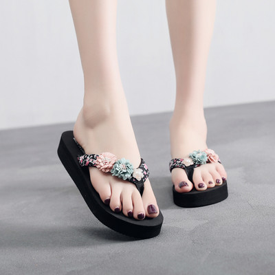 Papuci de dama intre degete si decor floral