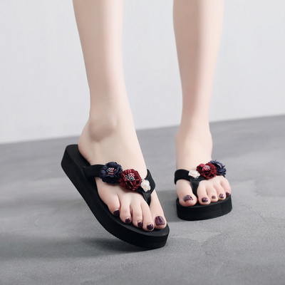 Papuci de dama intre degete si decor floral