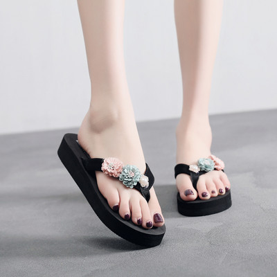 Papuci de dama intre degete si decor floral