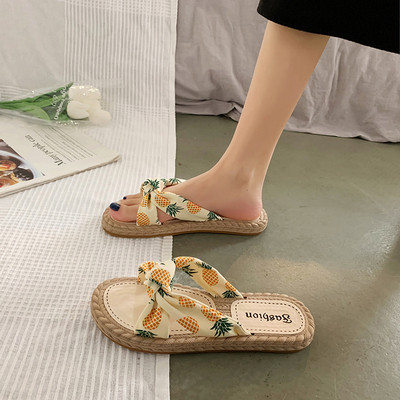 Modernas sieviešu čības ar plakanu zoli un apdruku