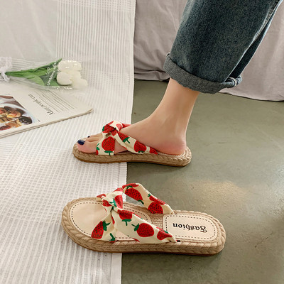 Modernas sieviešu čības ar plakanu zoli un apdruku