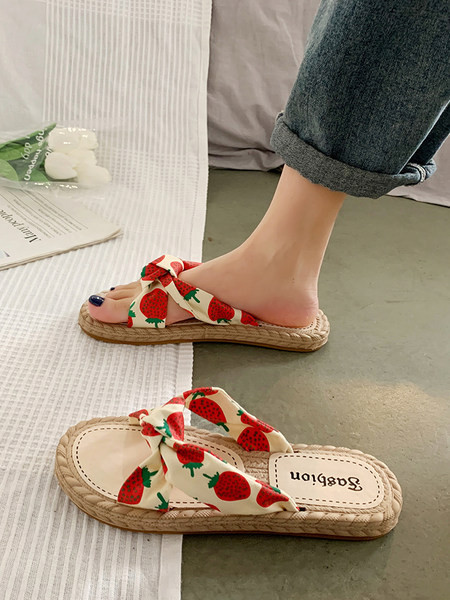 Modernas sieviešu čības ar plakanu zoli un apdruku