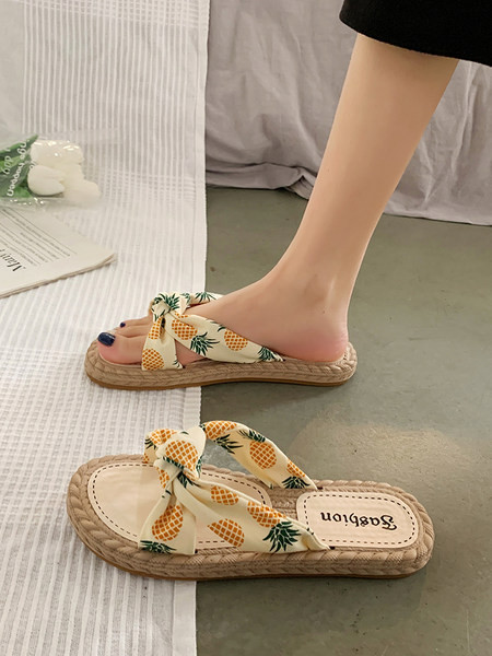 Modernas sieviešu čības ar plakanu zoli un apdruku