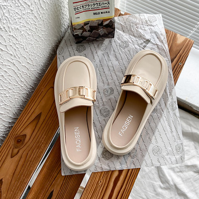 Sieviešu slēgtas čības ar metāla apdari