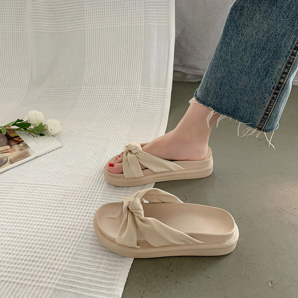 Jauns sieviešu čību modelis ar lencēm un plakanu zoli