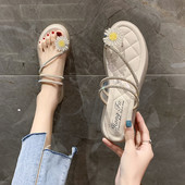 Jauns ikdienas čību modelis ar plānām lencēm un 3D ziedu