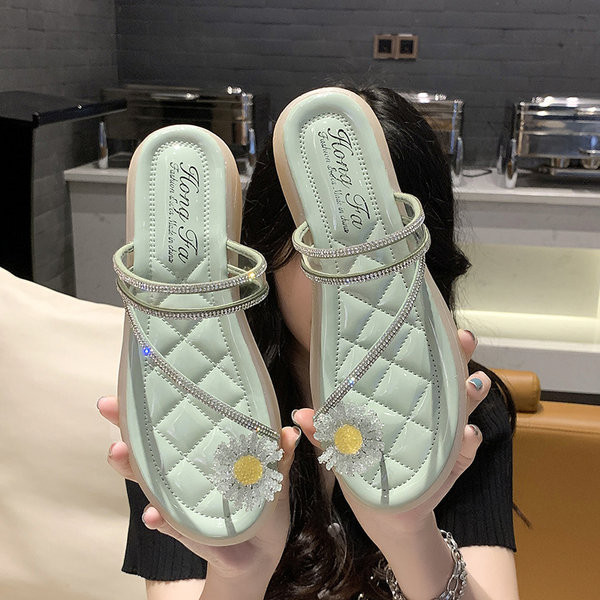 Jauns ikdienas čību modelis ar plānām lencēm un 3D ziedu