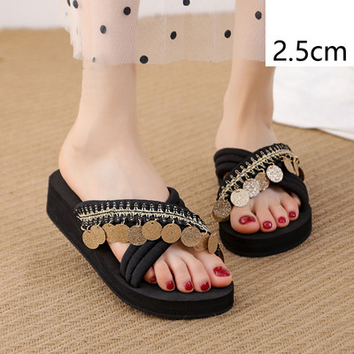 Sieviešu čības ar 3D elementiem un 2,5 cm platformu