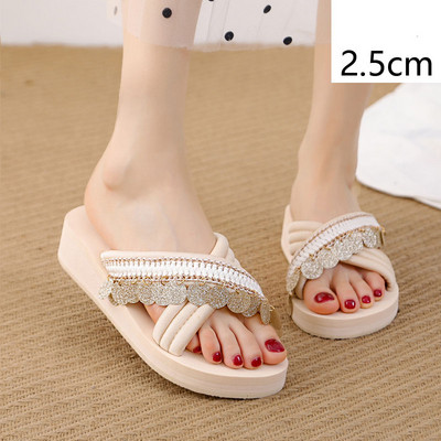 Sieviešu čības ar 3D elementiem un 2,5 cm platformu