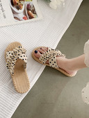 Sieviešu ikdienas čības ar punktiem ar plakanu zoli divās krāsās