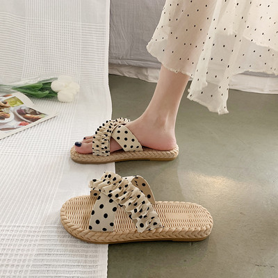 Sieviešu ikdienas čības ar punktiem ar plakanu zoli divās krāsās