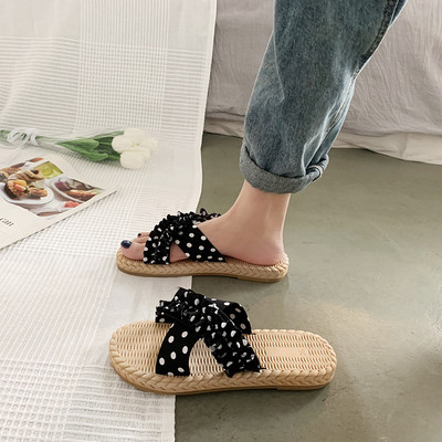 Sieviešu ikdienas čības ar punktiem ar plakanu zoli divās krāsās