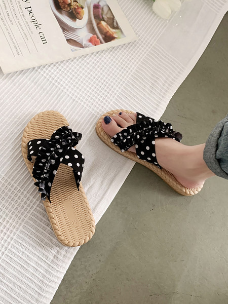 Sieviešu ikdienas čības ar punktiem ar plakanu zoli divās krāsās