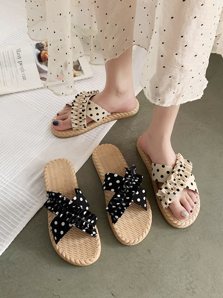 Sieviešu ikdienas čības ar punktiem ar plakanu zoli divās krāsās