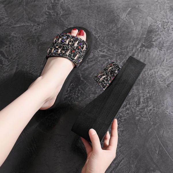 Sieviešu čības ar augstu platformu un akmeņiem