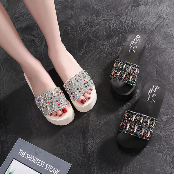 Sieviešu čības ar augstu platformu un akmeņiem