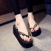 Papuci de damă între degete și decor cu mărgele