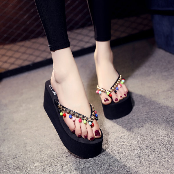 Papuci de damă între degete și decor cu mărgele