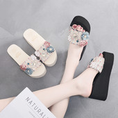 Γυναικείες παντόφλες με πλατφόρμα 6 cm και διακόσμηση λουλουδιών